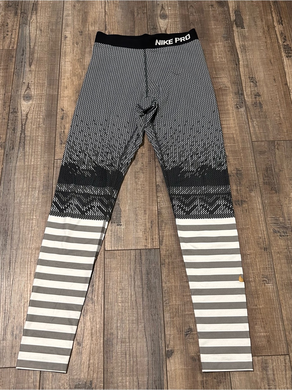 Nike‎ Pro Leggings Womens S Black White Dri Fit High Waisted 7/8 Ankle